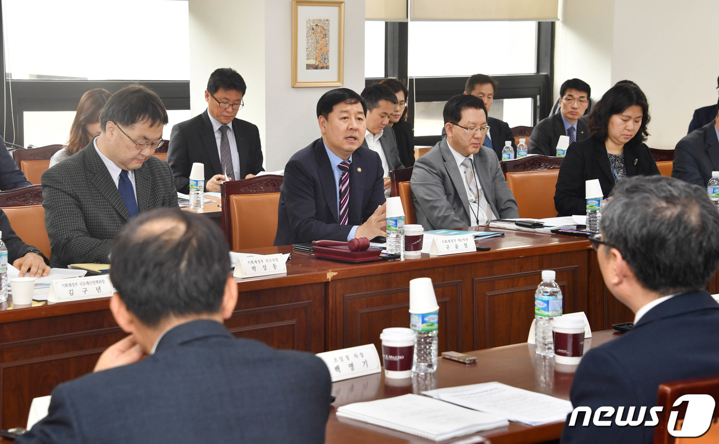 (서울=뉴스1) = 구윤철 기획재정부 차관이 30일 서울 서초구 서울지방 조달청 대회의실에서 '제3차 국유재산정책심의회'를 주재하고 있다. (기획재정부 제공) 2019.4.30/뉴 …