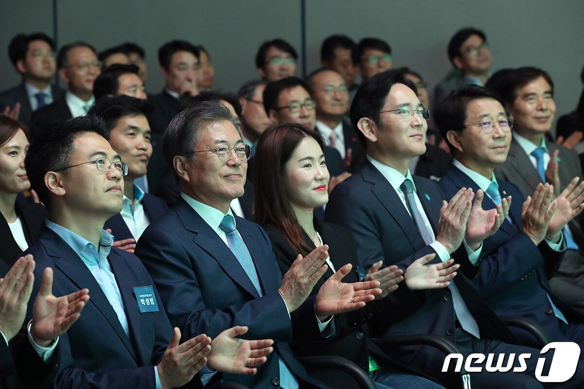 본문 이미지 - 문재인 대통령이 지난 4월 30일 오후 경기 화성 삼성전자 화성사업장에서 열린 ‘시스템반도체 비전 선포식’에서 이재용 삼성전자 부회장을 비롯한 관계자들과 박수를 치고 있다. (청와대 제공) 2019.4.30/뉴스1