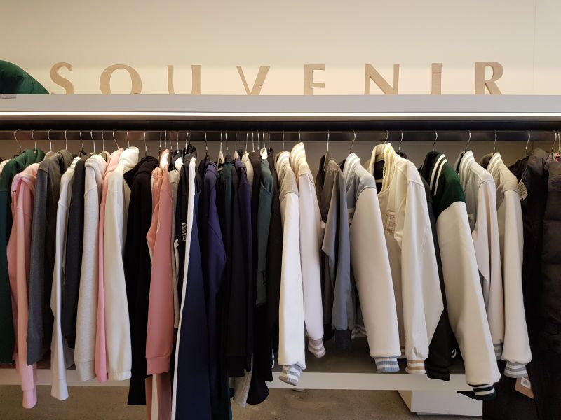 본문 이미지 - 대학교 로고가 박힌 잠바들