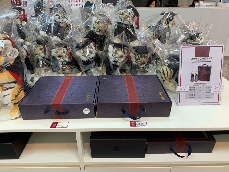 본문 이미지 - 기념품 매장에서 가장 인기 있는 제품인 '참기름'