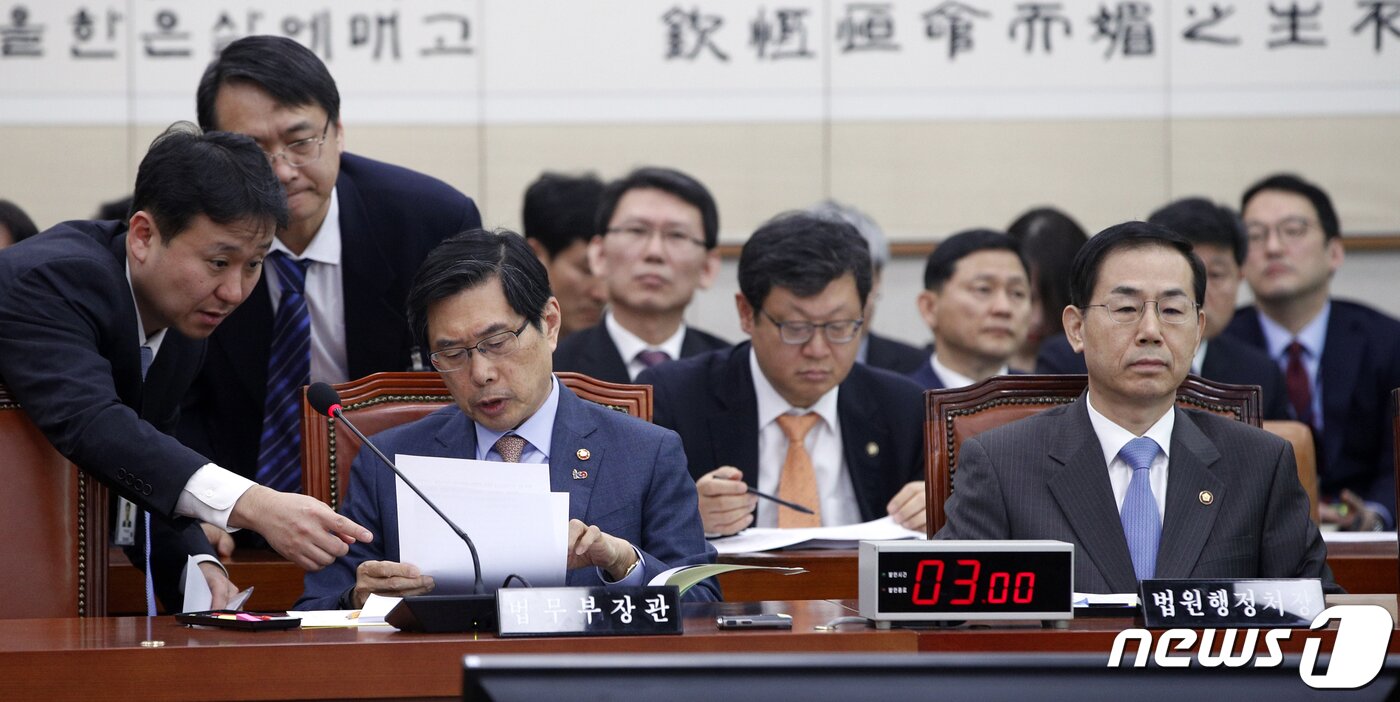 본문 이미지 - 박상기 법무부 장관이 4일 오전 서울 여의도 국회에서 열린 법제사법위원회 전체회의에서 자료를 살피고 있다. 2019.4.4/뉴스1 ⓒ News1 안은나 기자