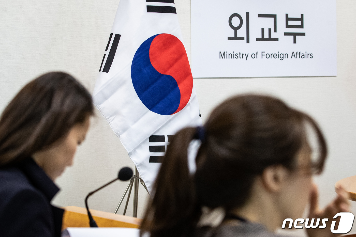 (서울=뉴스1) 유승관 기자 = 4일 한-스페인 전략대화가 열린 서울 종로구 정부서울청사 별관 외교부 양자회의실에 태극기가 구겨져 있다. 2019.4.4/뉴스1