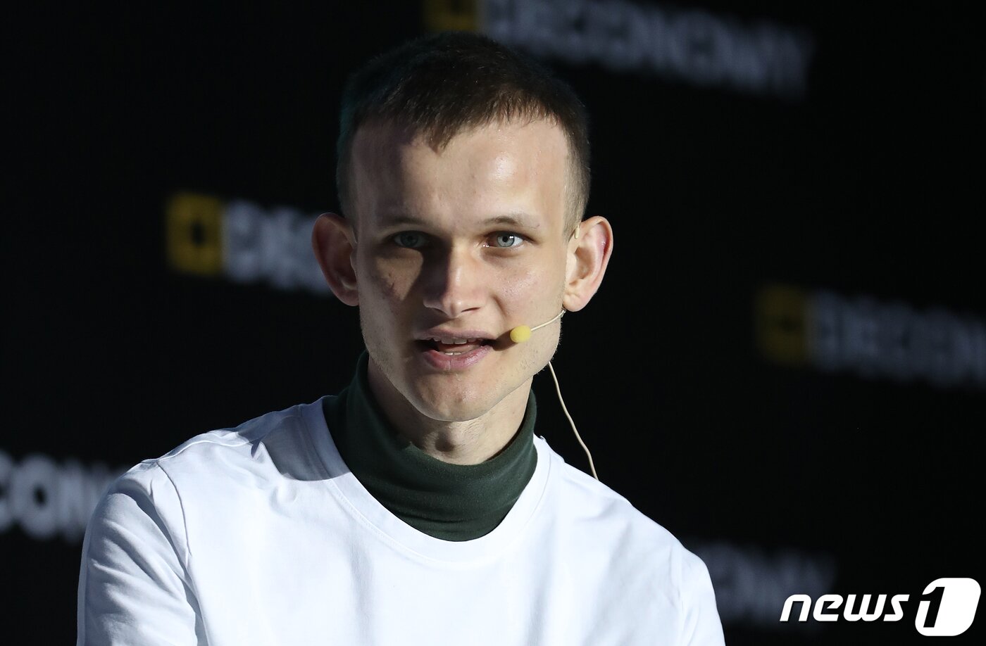 본문 이미지 - 이더리움 창시자 비탈릭 부테린이 4일 오전 서울 중구 장충체육관에서 열린 '제2회 분산경제포럼(디코노미2019)'에 참석해 암호화폐 비관론자 누리엘 루비니 뉴욕대 교수와 블록체인의 미래를 주제로 토론하고 있다. 블록체인과 암호화폐 관련 전문가들이 대거 참여하는 이번 포럼은 오는 6일까지 서울 중구 장충체육관에서 열린다. 2019.4.4/뉴스1 ⓒ News1 이승배 기자