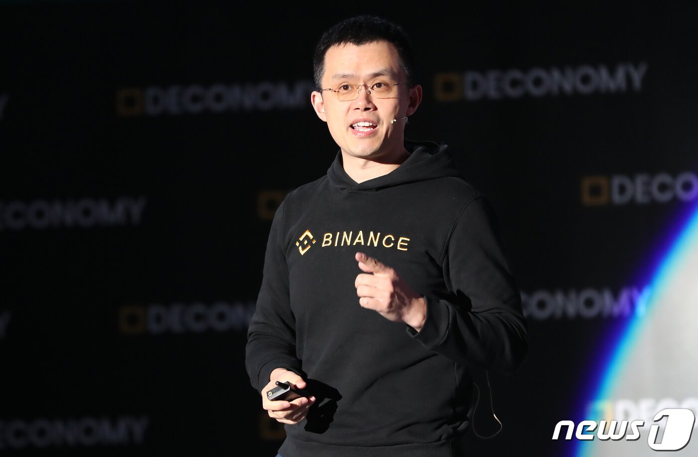 본문 이미지 - 창펑자오 바이낸스 CEO가 4일 오전 서울 중구 장충체육관에서 열린 '제2회 분산경제포럼(디코노미2019)'에 참석해 발표하고 있다. 블록체인과 암호화폐 관련 전문가들이 대거 참여하는 이번 포럼은 오는 6일까지 서울 중구 장충체육관에서 열린다. 2019.4.4/뉴스1 ⓒ News1 이승배 기자