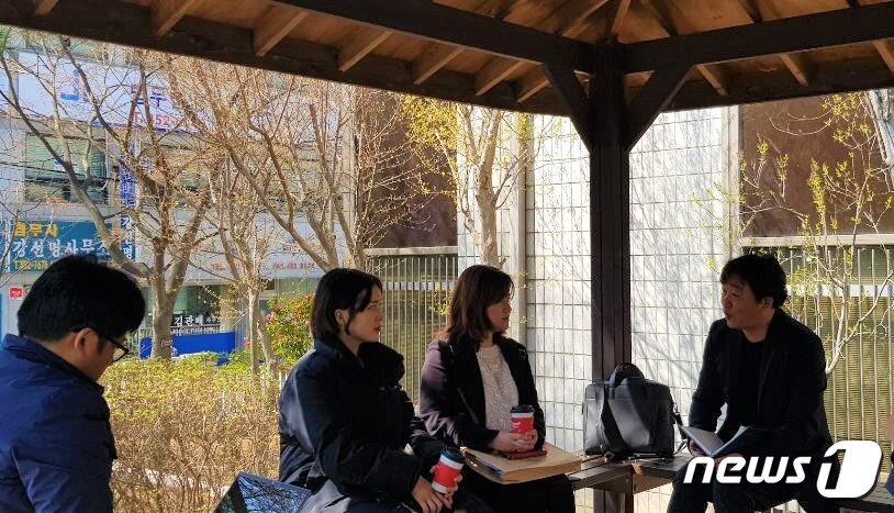 본문 이미지 - 신유용, 이은의 변호사가 4일, 전주지법 군산지원에서 기자들에게 심정을 밝히고 있다. 이날 군산지원 제1형사부&#40;부장판사 해덕진&#41; 심리로 열린 첫 공판에서 피고인 A씨&#40;35&#41;는 ＂연인 사이다＂면서 성폭행 혐의에 대해서 부인했다ⓒ 뉴스1