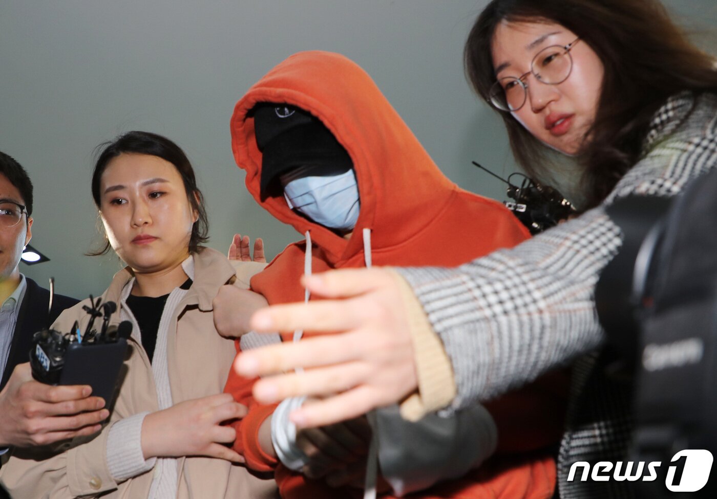 본문 이미지 - 마약투약 혐의를 받고 있는 남양유업 창업주의 외손녀인 황하나씨가 지난 2019년 9월4일 오후 경기도 수원시 경기남부지방경찰청으로 압송되는 모습. 2019.4.4/뉴스1 ⓒ News1  