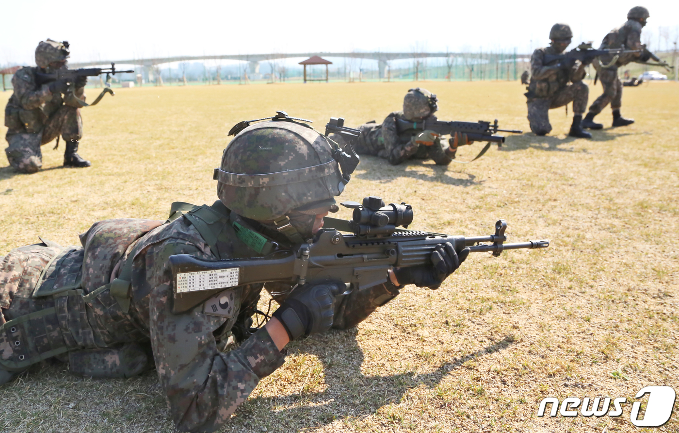 (구미=뉴스1) 정우용 기자 = 4일 경북 구미시 낙동강 체육공원에서 실시된 육군 50사단 대침투·대테러 종합훈련에서  수리온 헬기를 이용해 작전지역에 도착한 기동대원들이 주변 경 …