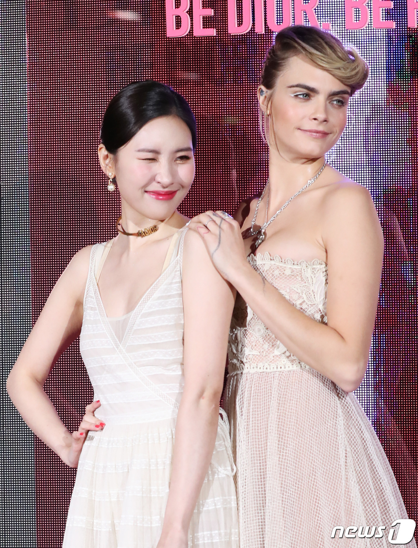 (서울=뉴스1) 권현진 기자 = 가수 선미(왼쪽)와 톱 모델 카라 델레바인 (Cara Delevingne)이 4일 오후 성수동 한 매장에서 열린 코스메x틱 브랜드 포토행사에 참석해 …