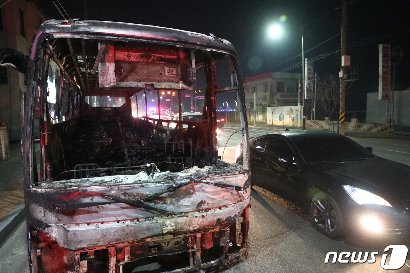 본문 이미지 - 강원도 고성에서 발생한 산불이 확산되고 있는 5일 오전 강원도 속초시 영랑동의 한 도로에 버스가 불에 타고 있다. 2019.4.5/뉴스1 ⓒ News1 고재교 기자