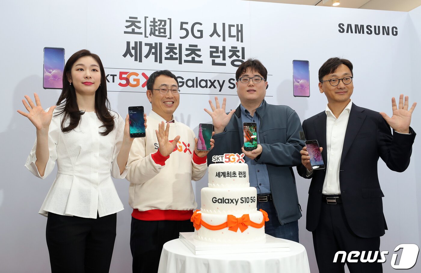 본문 이미지 - 5일 오전 서울 강남구 SK텔레콤 강남직영점에서 갤럭시 S10 5G 일반 개통행사에서 참석자들이 포즈를 취하고 있다. 왼쪽부터 세계 첫 5G 스마트폰 가입자 김연아 선수, 유영상 SKT MNO사업부장, SKT 일반인 1호 5G개통자 이유건 씨, 윤남호 삼성전자 상무. 2019.4.5/뉴스1 ⓒ News1 구윤성 기자