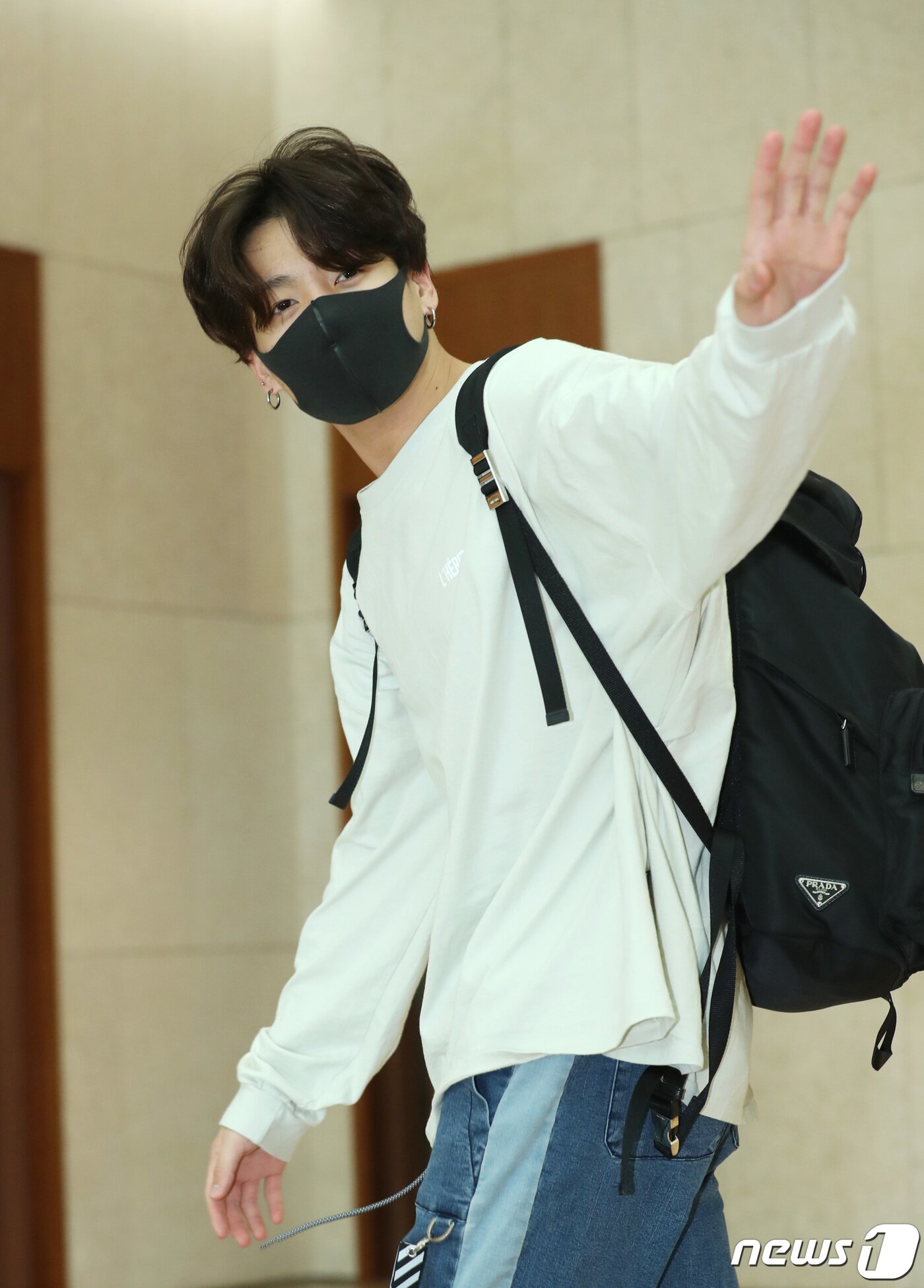 본문 이미지 - 방탄소년단(BTS) 정국이 공연차 5일 오후 김포국제공항을 통해 전세기를 타고 태국으로 출국하기 전 인사를 하고 있다. 2019.4.5/뉴스1 ⓒ News1 권현진 기자