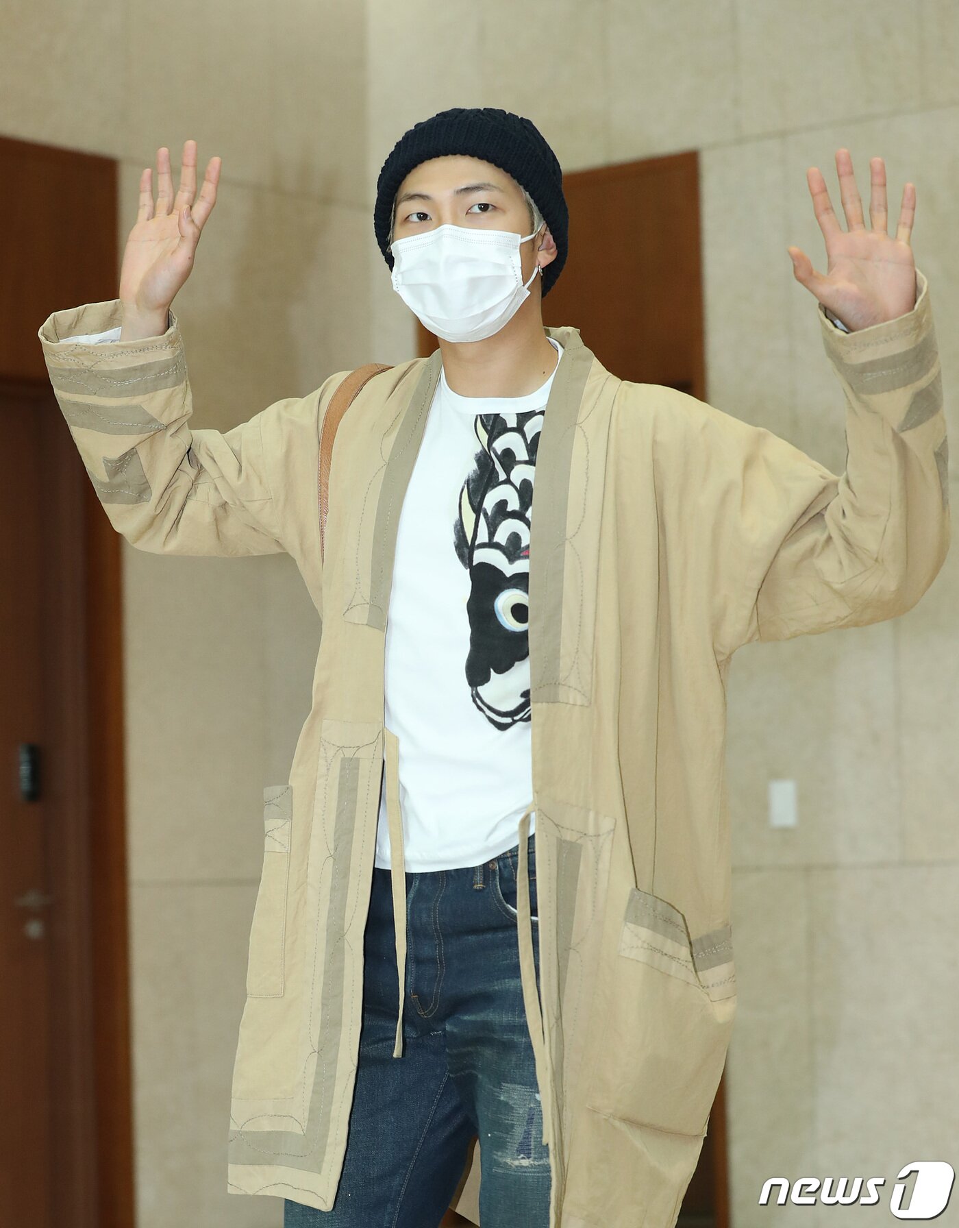 본문 이미지 - 방탄소년단(BTS) RM이 공연차 5일 오후 김포국제공항을 통해 전세기를 타고 태국으로 출국하기 전 인사를 하고 있다. 2019.4.5/뉴스1 ⓒ News1 권현진 기자