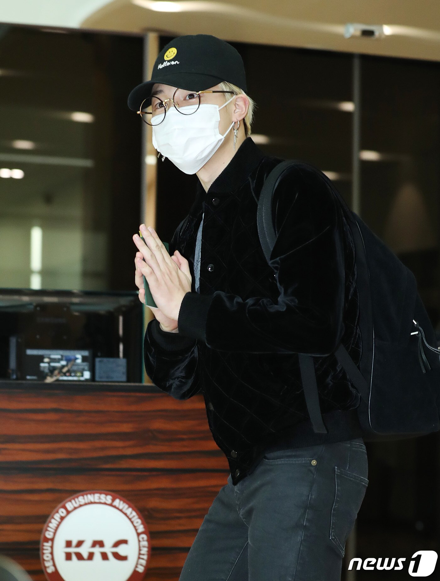 본문 이미지 - 방탄소년단(BTS) 지민이 공연차 5일 오후 김포국제공항을 통해 전세기를 타고 태국으로 출국하기 전 인사를 하고 있다. 2019.4.5/뉴스1 ⓒ News1 권현진 기자