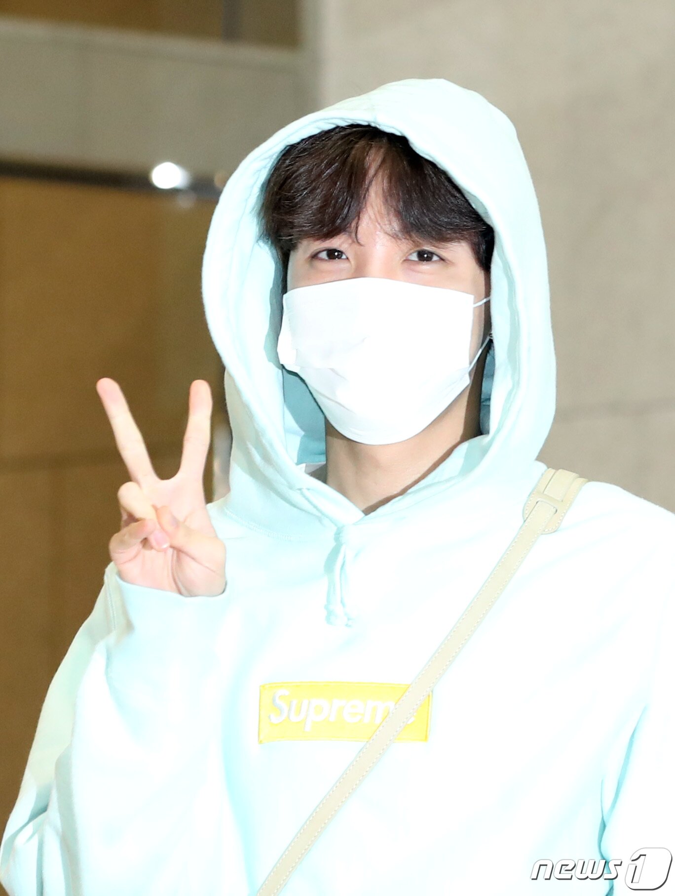 본문 이미지 - 방탄소년단(BTS) 제이홉이 공연차 5일 오후 김포국제공항을 통해 전세기를 타고 태국으로 출국하기 전 인사를 하고 있다. 2019.4.5/뉴스1 ⓒ News1 권현진 기자