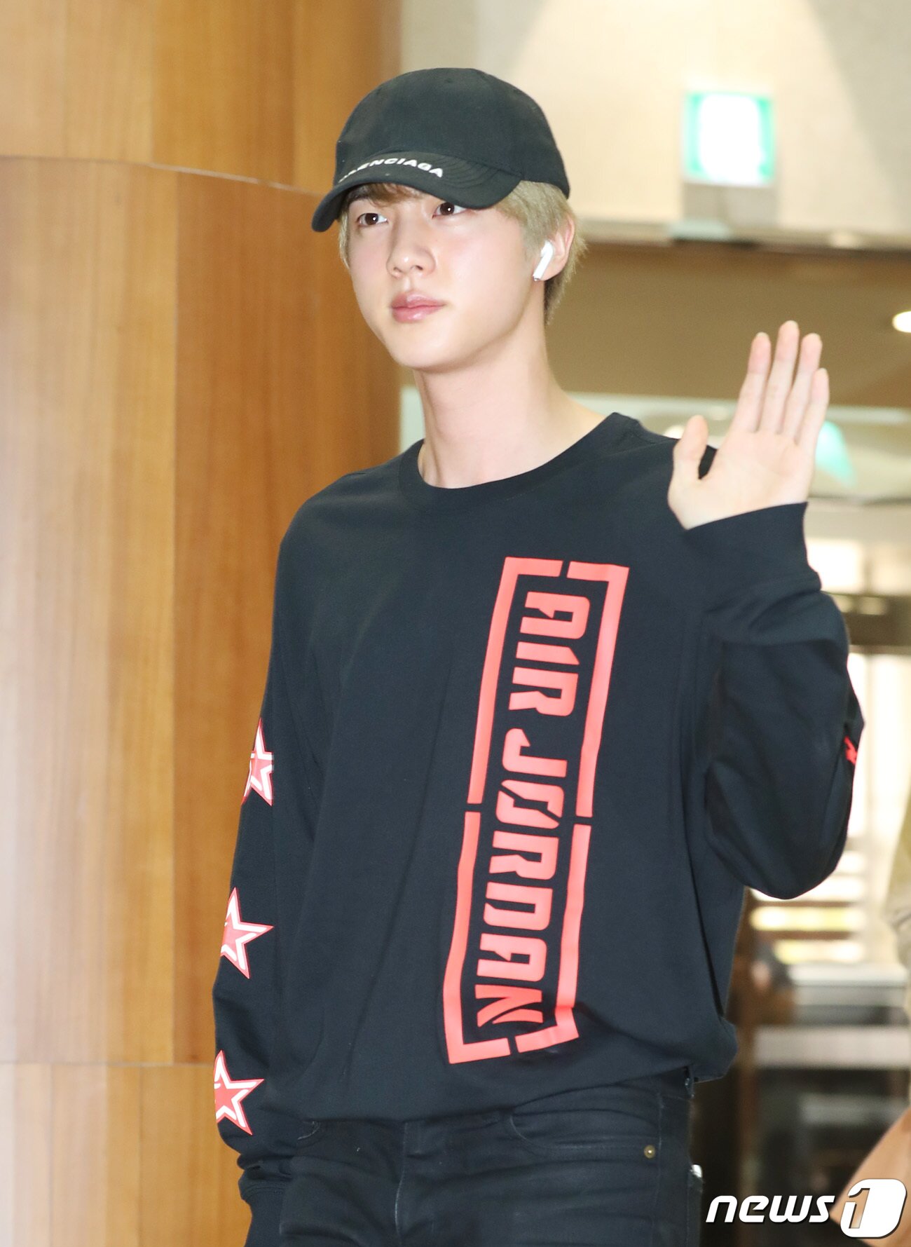 본문 이미지 - 방탄소년단(BTS) 진이 공연차 5일 오후 김포국제공항을 통해 전세기를 타고 태국으로 출국하기 전 인사를 하고 있다. 2019.4.5/뉴스1 ⓒ News1 권현진 기자