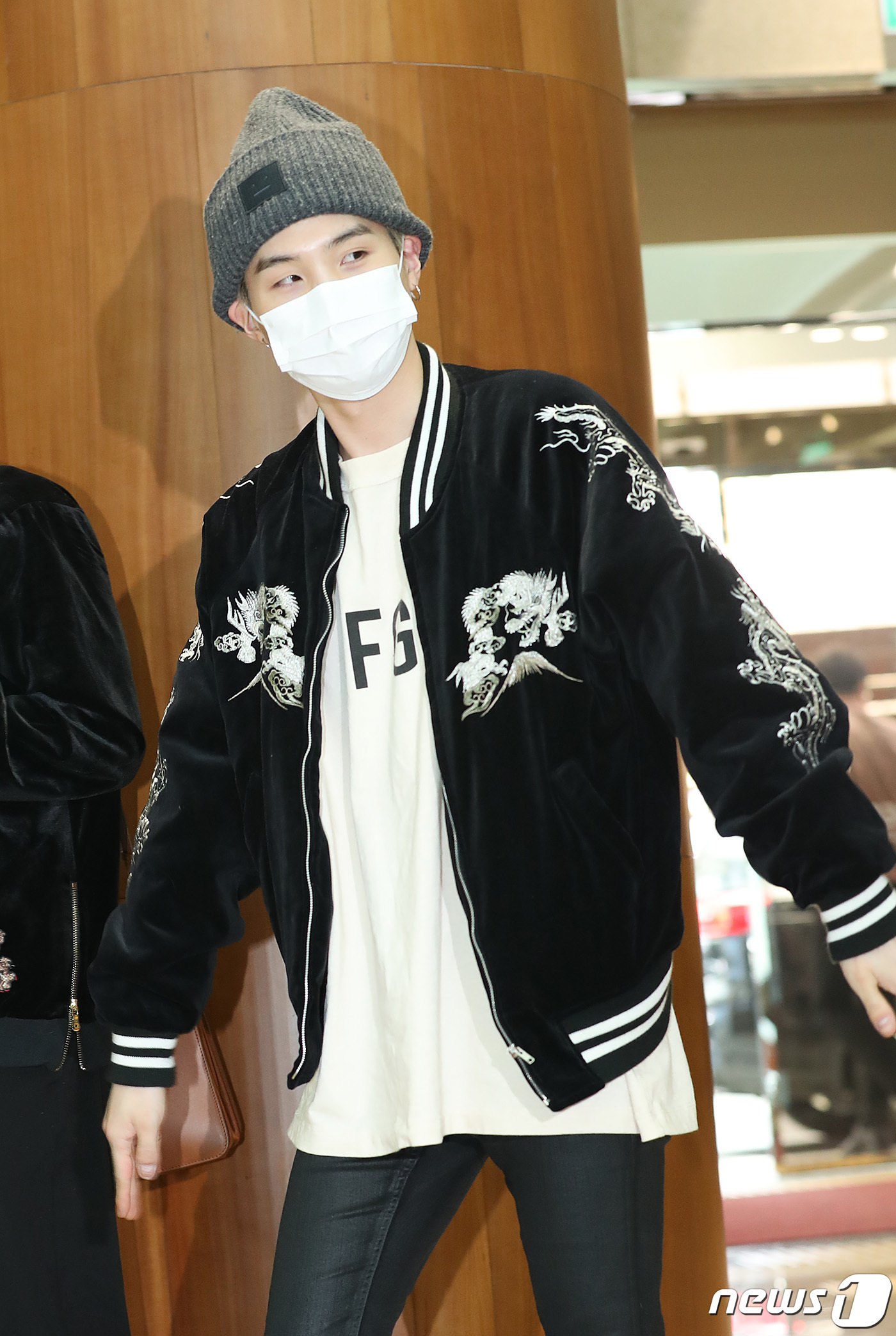 (김포공항=뉴스1) 권현진 기자 = 방탄소년단(BTS) 슈가가 공연차 5일 오후 김포국제공항을 통해 태국으로 출국하고 있다. 2019.4.5/뉴스1