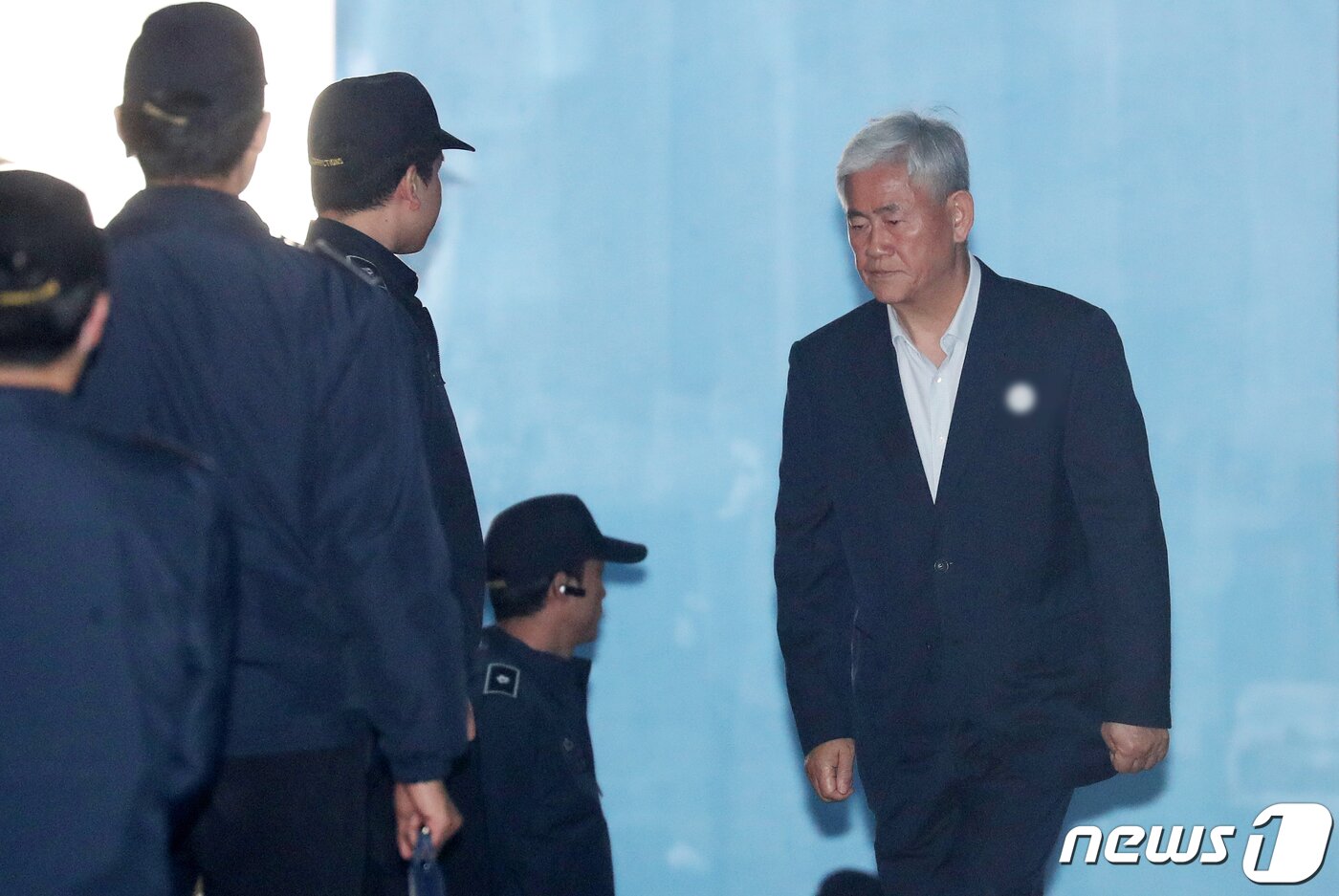 본문 이미지 - 최경환 자유한국당 의원이 지난 4월5일 오후 서울 서초구 서울고등법원에서 열린 '중소기업진흥공단 채용청탁 비리' 관련 직권남용권리행사방해 등 항소심 선고공판을 마치고 호송차로 향하고 있다. 2019.4.5/뉴스1 ⓒ News1 이승배 기자