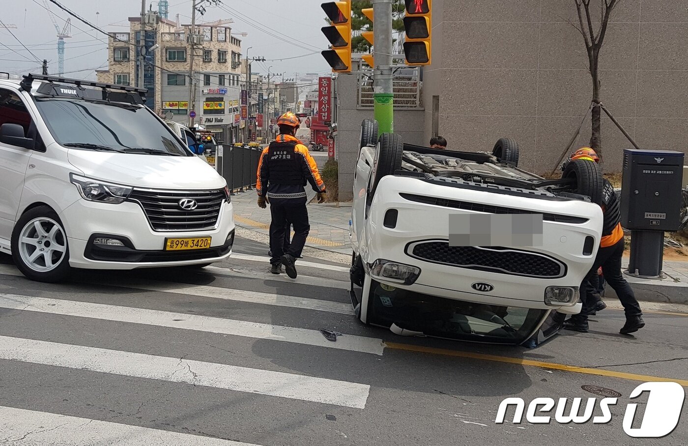 본문 이미지 - 5일 오전 11시30분쯤 충북 청주시 서원구의 한 아파트 앞 교차로에서 레이 승용차와 카렌스 승용차가 충돌했다. 이 사고로 레이 승용차가 뒤집히면서 운전자 박모씨(70)가 다쳤다.2019.4.5/뉴스1 ⓒ 뉴스1 엄기찬 기자