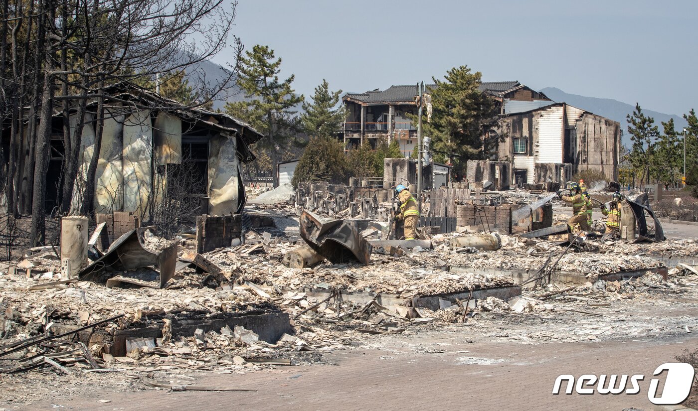 본문 이미지 - 5일 강원도 강릉시 옥계면에서 발생한 산불이 번져 동해시 망상오토캠핑리조트가 전소됐다. 소방대원들이 망상오토캠핑장에서 잔불 진화작업을 하고 있다. (뉴스1 DB)