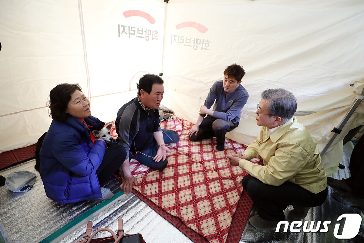 본문 이미지 - 문재인 대통령이 5일 오후 강원 고성군 토성면 천진고등학교에 마련된 이재민 임시주거시설을 찾아 산불 피해 주민들을 위로하고 있다. (청와대 제공) 2019.4.5/뉴스1