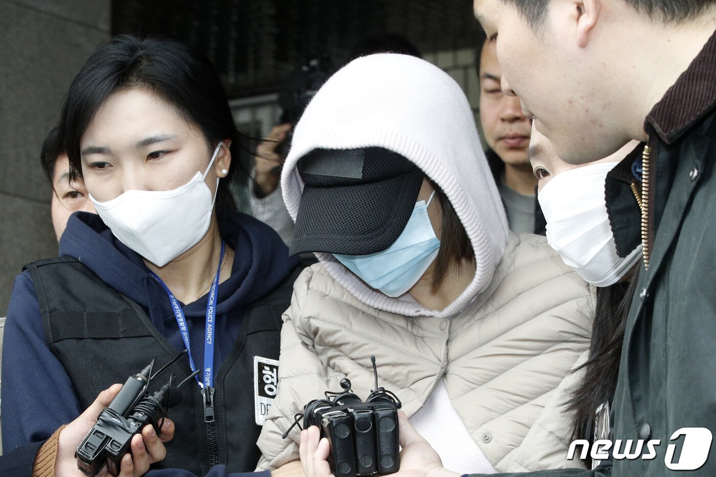 본문 이미지 - 마약투약 혐의를 받고 있는 남양유업 창업주의 외손녀 황하나 씨가 지난 2019년 4월6일 오후 경기 수원 영통구 수원남부경찰서에서 영장실질심사를 위해 수원지방법원으로 향하는 모습. 2019.4.6/뉴스1 ⓒ News1 안은나 기자