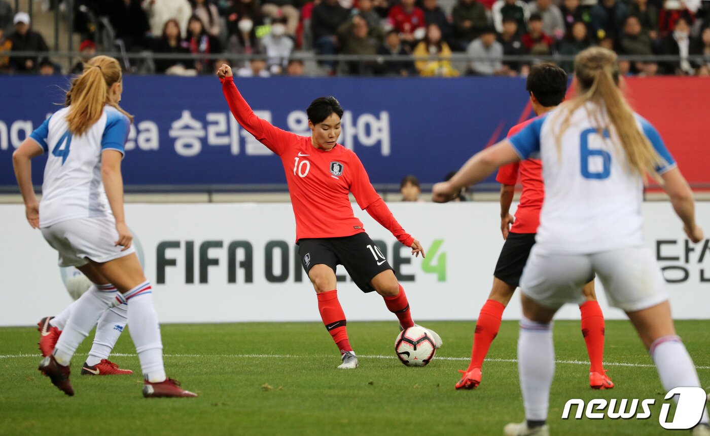 본문 이미지 - 대한민국 여자축구 국가대표팀 이금민이 6일 오후 경기도 용인시민체육공원 주경기장에서 열린 아이슬란드 대표팀과의 평가전에서 슛하고 있다.2019.4.6/뉴스1 ⓒ News1 조태형 기자