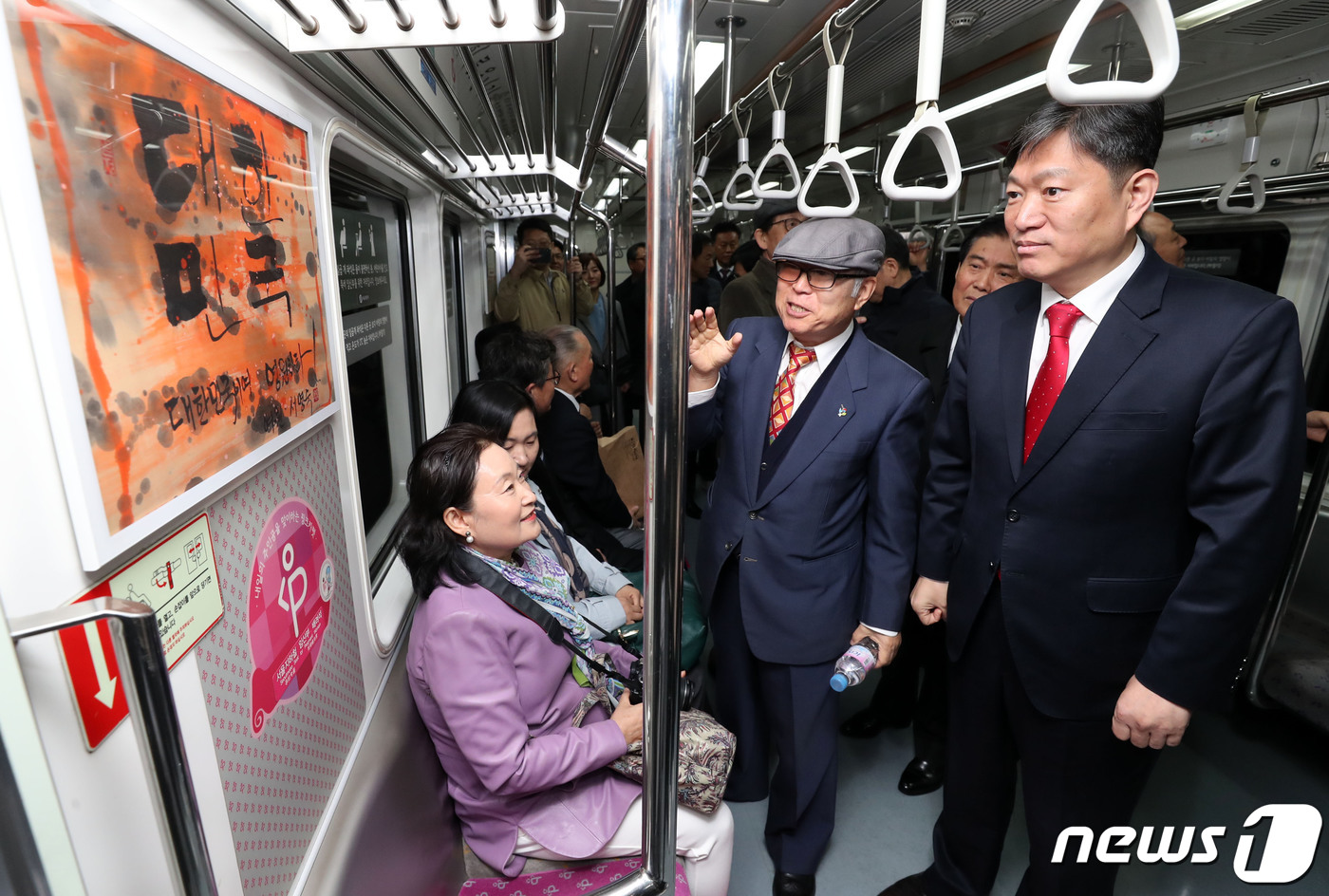 (서울=뉴스1) 박세연 기자 = 8일 서울 봉화산역을 출발한 지하철6호선 응암행 '달리는 문화보훈열차'를 탑승한 오진영 서울지방보훈청장(오른쪽)이 전시된 작품을 살펴보고 있다.서울 …