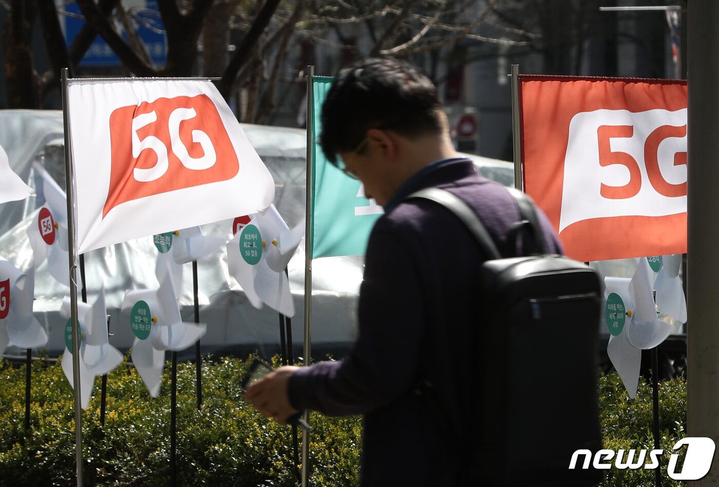 본문 이미지 - 방통위에서 이동통신사들은 의견 진술에서 공통적으로 이번 시장과열은 5G 상용화·보급 과정에서 발생한 문제라며 선처를 호소했다. 2019.4.8/뉴스1 ⓒ News1 이승배 기자