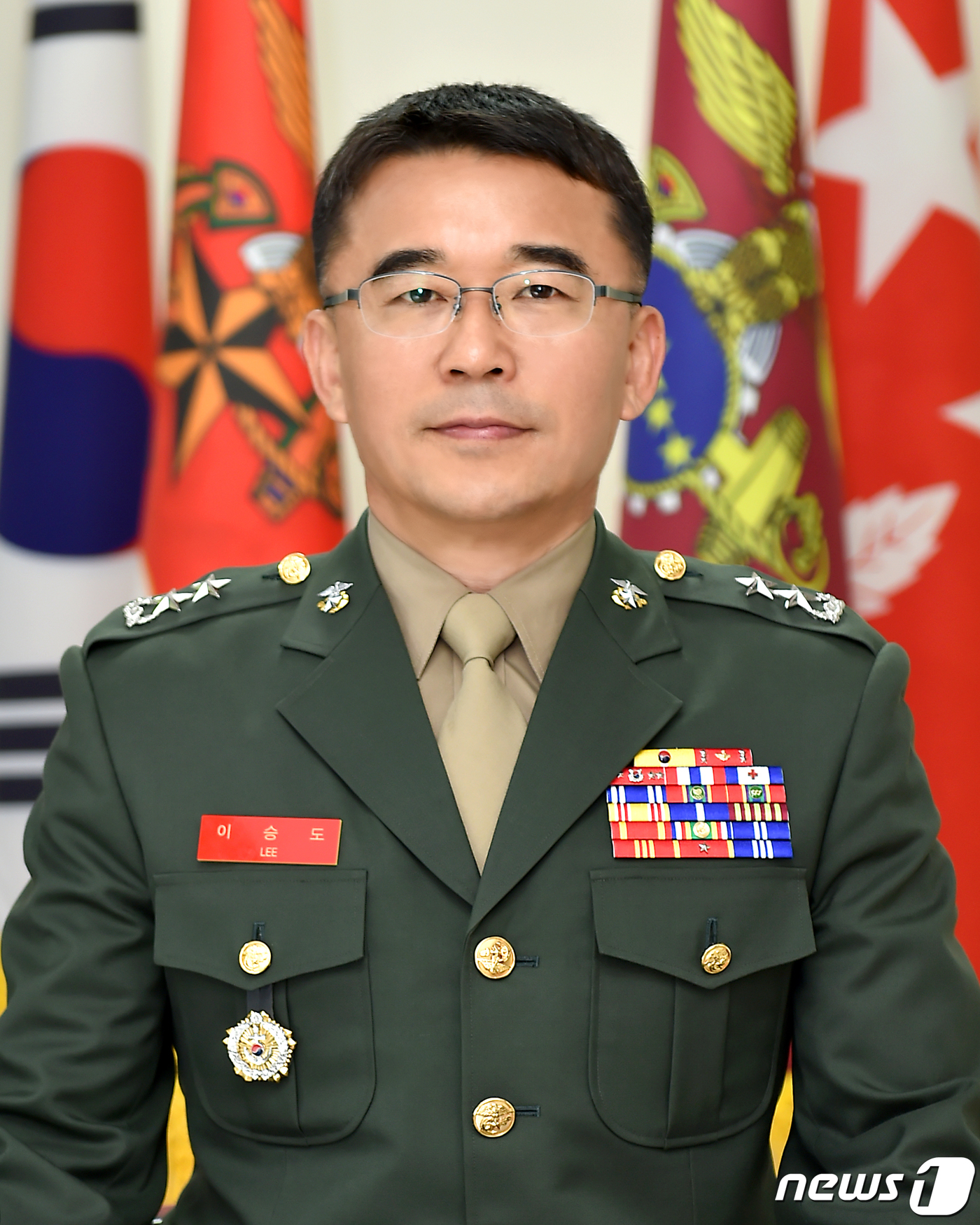 (서울=뉴스1) = 8일 단행된 상반기 군 장성급 인사에서 전진구 해병대사령관(해사39기·중장) 후임으로 이승도 합참 전투준비태세검열단장(해사 40기·소장)이 중장 진급·임명됐다. …