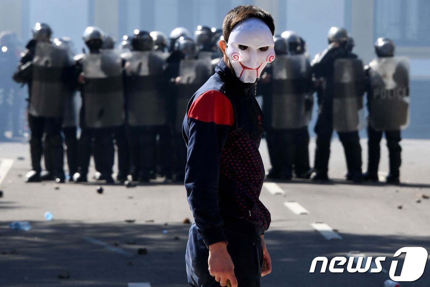 본문 이미지 - '조커' 가면을 쓴 알바니아의 한 반정부 시위대원 ⓒ AFP=뉴스1