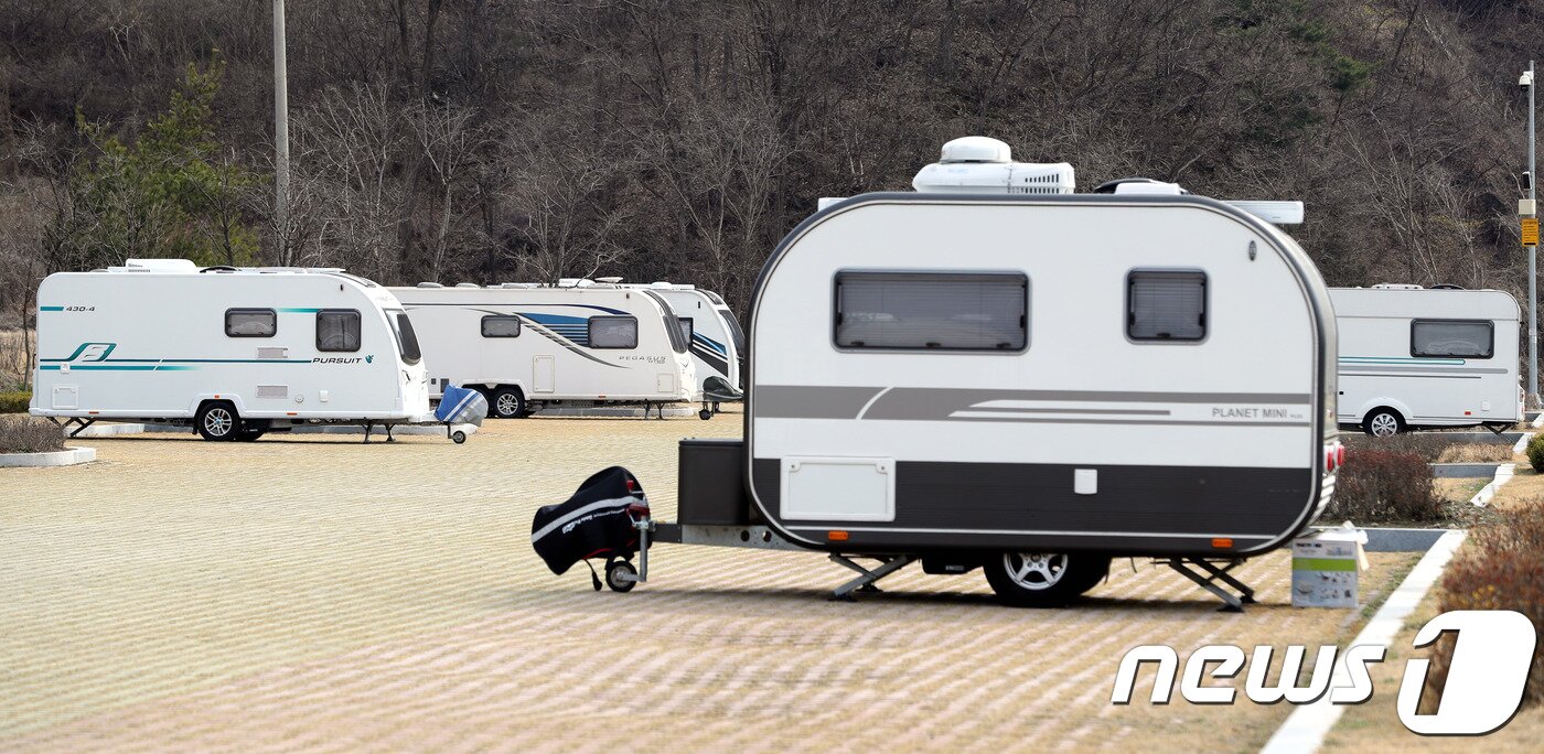 본문 이미지 - 오창 미래지농촌테마공원 주차장에 주차된 카라반. ⓒ 뉴스1