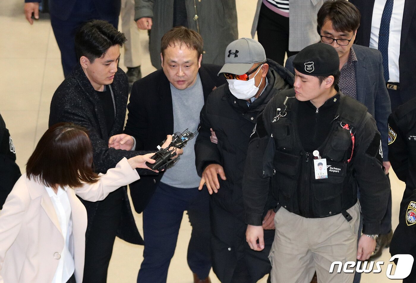 본문 이미지 - ‘빚투’ 논란을 촉발한 마이크로 닷(본명 신재호, 25)의 아버지 신 씨가 8일 오후 인천국제공항 제2터미널을 통해 입국해 압송되고 있다. 2019.4.8/뉴스1 ⓒ News1 오장환 기자