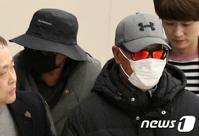 본문 이미지 - ‘빚투’ 논란을 촉발한 마이크로 닷(본명 신재호, 25)의 부모가 8일 오후 인천국제공항 제2터미널을 통해 입국해 압송되고 있다. 2019.4.8/뉴스1 ⓒ News1 오장환 기자