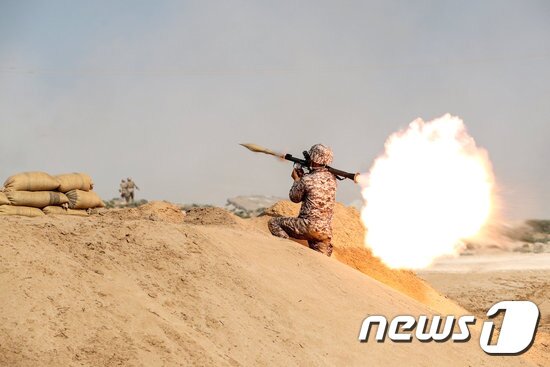 본문 이미지 - 포 사격 중인 이란 정예 혁명수비대(IRGC). ⓒ 로이터=뉴스1