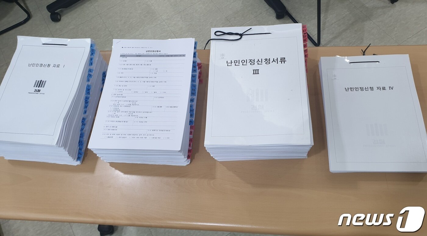 본문 이미지 -  허위난민 브로커 일당이 허위로 작성한 서류들..2019.4.9/뉴스1 ⓒ News1 박아론 기자