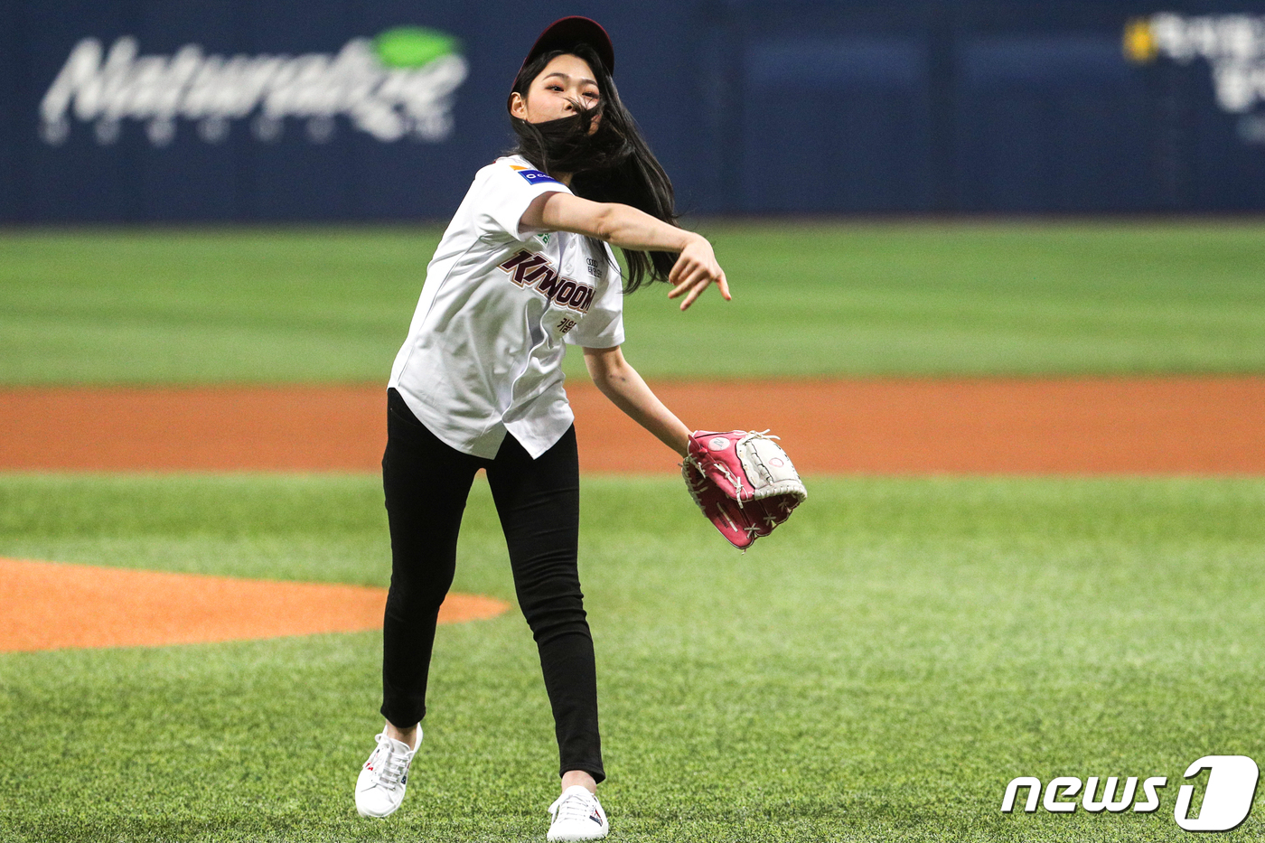 (서울=뉴스1) 성동훈 기자 = 아이돌그룹 구구단 미나가 9일 오후 서울 구로구 고척스카이돔에서 열린 '2019 프로야구 신한은행 마이카 KBO리그' kt 위즈와 키움 히어로즈의 …