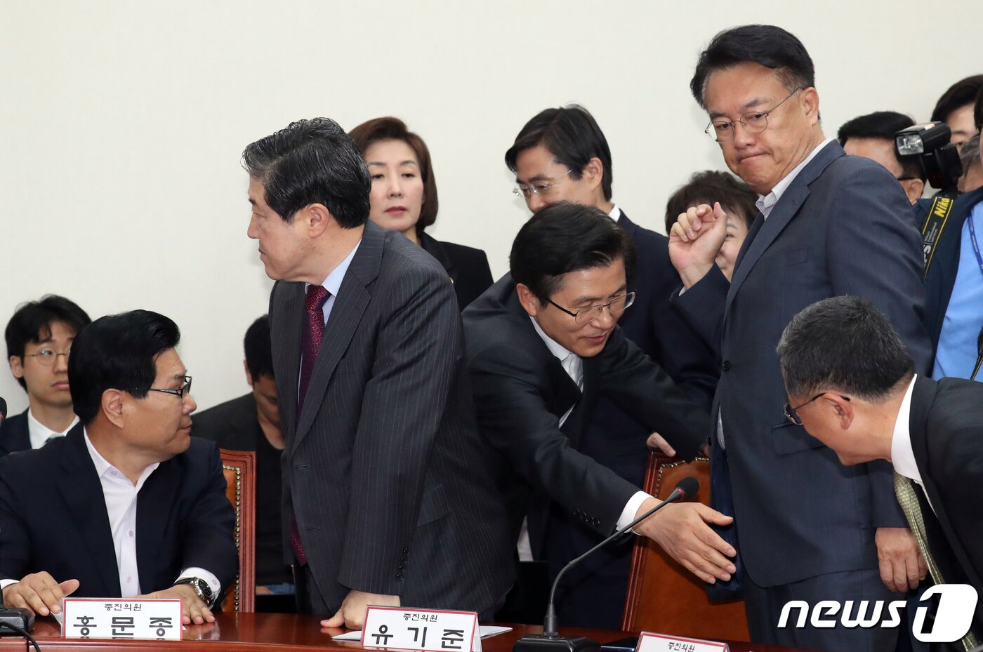 본문 이미지 - 황교안 자유한국당 대표가 지난달 1일 서울 여의도 국회에서 열린 최고위원‧중진의원 연석회의에서 의원들과 인사를 하고 있다.  ⓒ News1 김명섭 기자