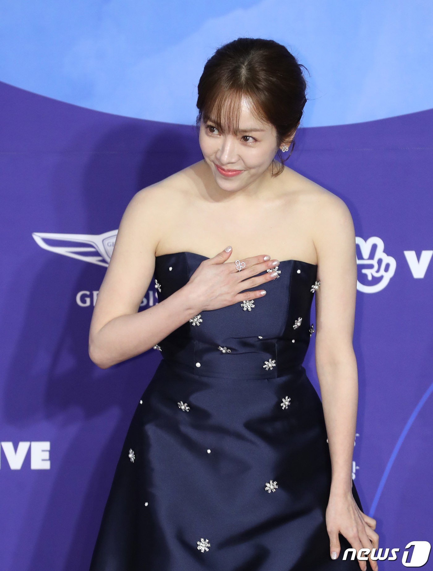 (서울=뉴스1) 권현진 기자 = 배우 한지민이 1일 오후 서울 강남구 삼성동 코엑스에서 열린 '제 55회 백상 예술대상' 레드카펫 행사에 참석해 인사를 하고 있다. 2019.5.1 …