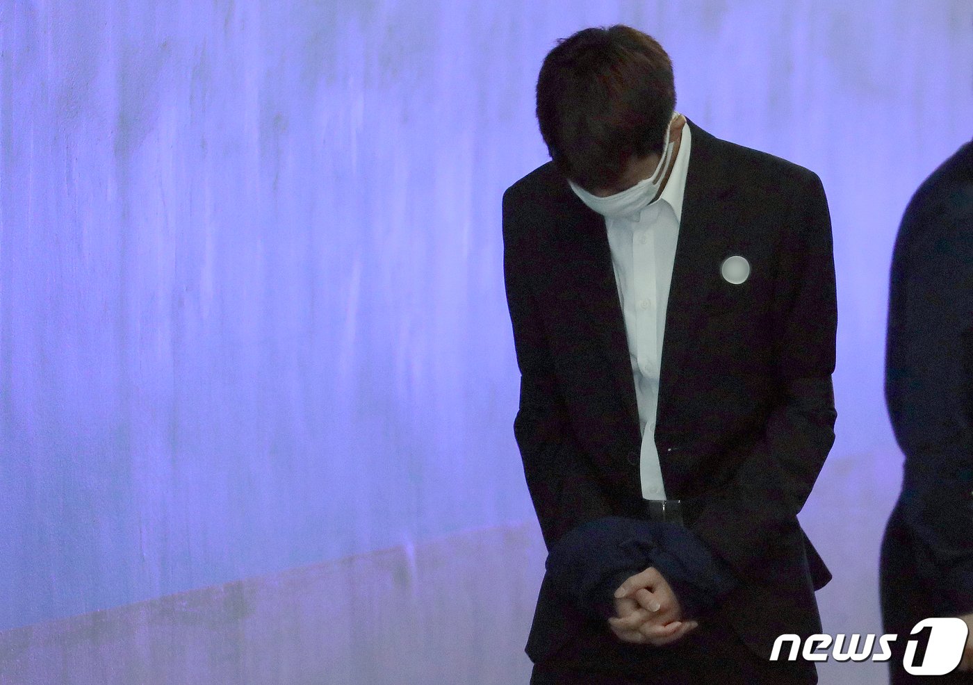 본문 이미지 - 성관계 동영상을 불법으로 촬영·유포한 혐의로 구속기소된 가수 정준영이 10일 오전 서울 서초구 서울중앙지방법원에서 열리는 첫 공판준비기일에 출석하고 있다. 2019.5.10/뉴스1 ⓒ News1 구윤성 기자