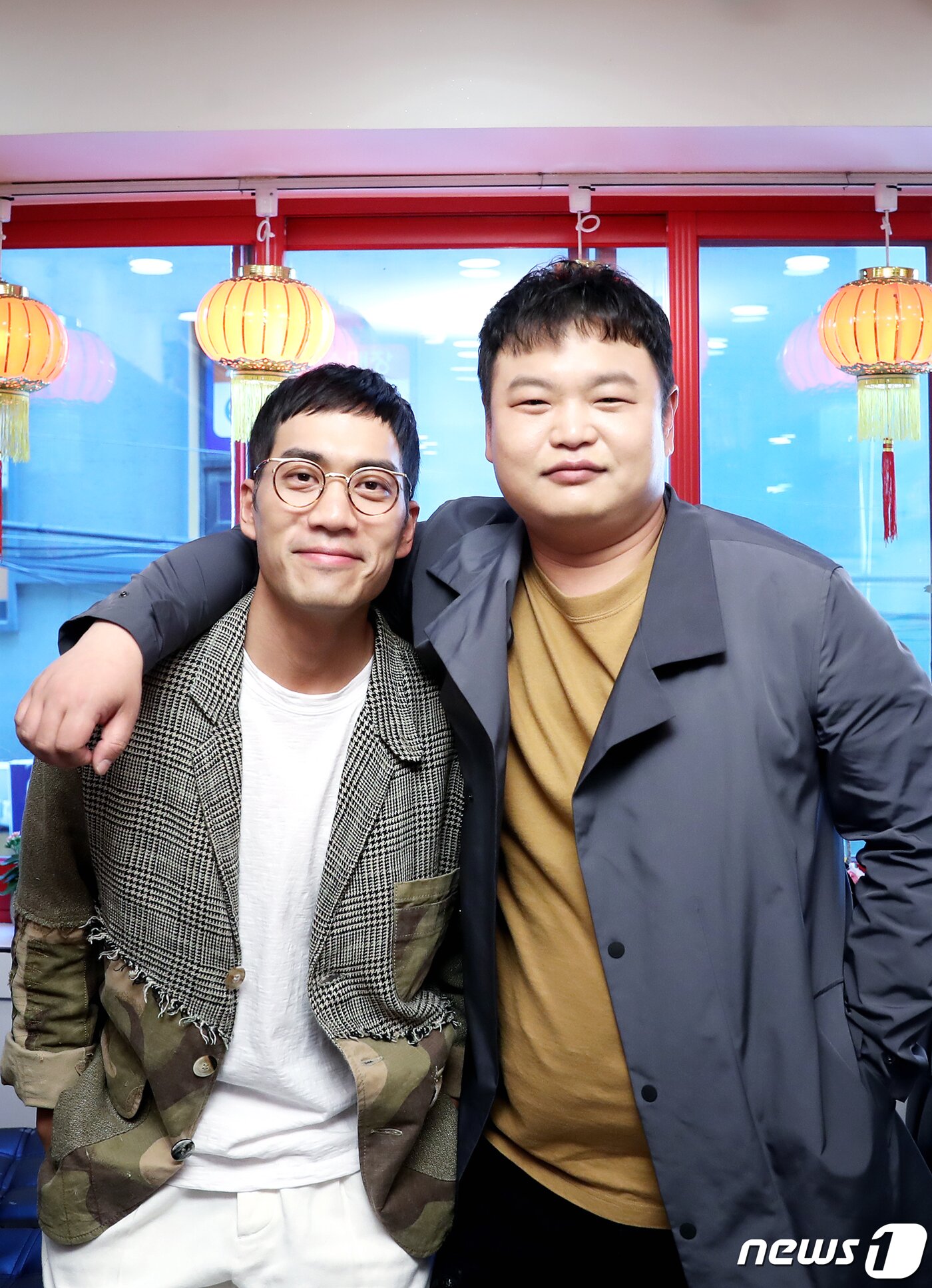 본문 이미지 - 서울 광화문 인근 식당. 드라마 '열혈사제' 배우 안창환, 고규필(오른쪽) 딥풀이./뉴스1 ⓒ News1 권현진 기자