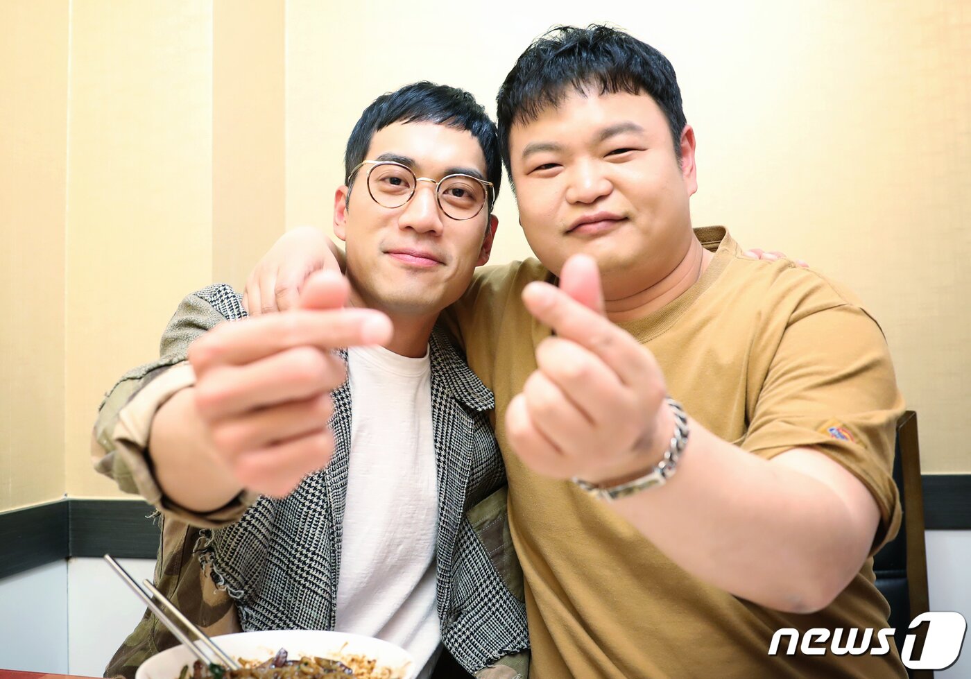 본문 이미지 - 서울 광화문 인근 식당. 드라마 '열혈사제' 배우 안창환, 고규필(오른쪽) 딥풀이./뉴스1 ⓒ News1 권현진 기자