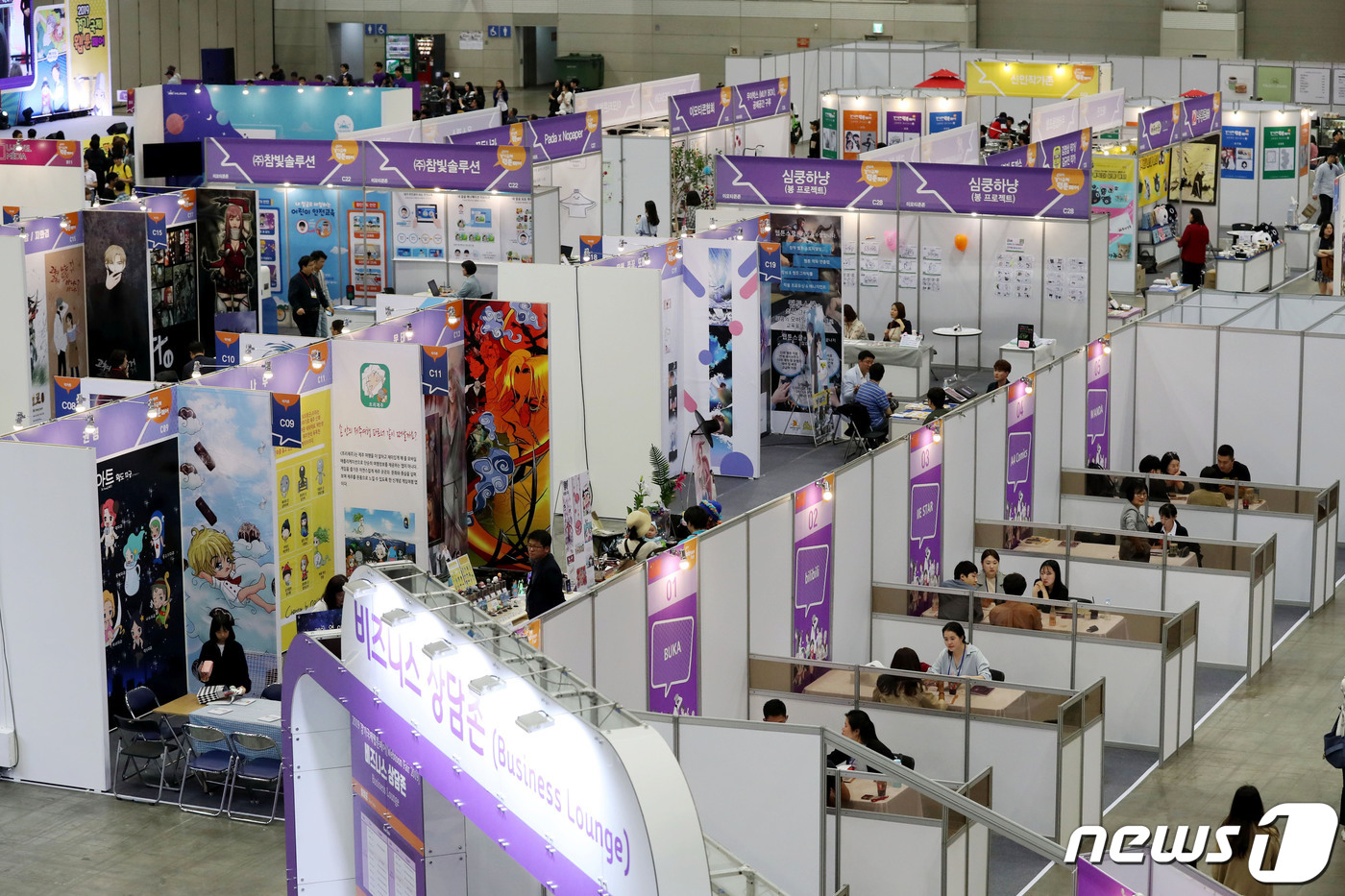(고양=뉴스1) 이광호 기자 = 10일 경기 고양시 일산 킨텍스에서 열린 '2019경기국제 웹툰페어'를 찾은 관람객들이 전시부스를 둘러보고 있다.2019.5.10/뉴스1