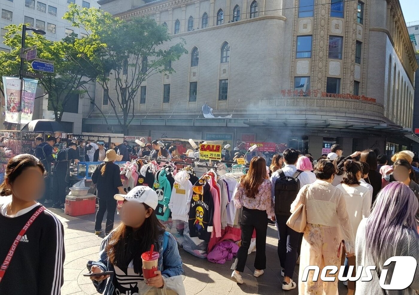 본문 이미지 - 서울 중구 명동 거리 노점에서 자욱한 연기가 올라오고 있다 2019.05.06/ 뉴스1 ⓒ 뉴스1 김정현 기자