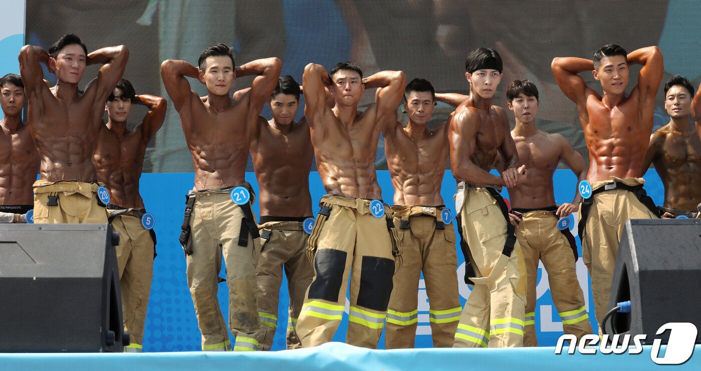 본문 이미지 - 11일 오후 서울 여의도공원애서 열린 '제8회 몸짱소방관 선발대회'에 참가한 소방관들이 멋진 근육을 뽐내며 포즈를 취하고 있다. 몸짱소방관 선발대회에 출전한 소방관 34명중 선발된 12명의 소방관은 2020년 '몸짱소방관 달력' 모델로 활동한다. 또한 달력판매 수익은 전액 중증화상 환자 치료비로 지원된다.2019.5.11/뉴스1 ⓒ News1 이광호 기자