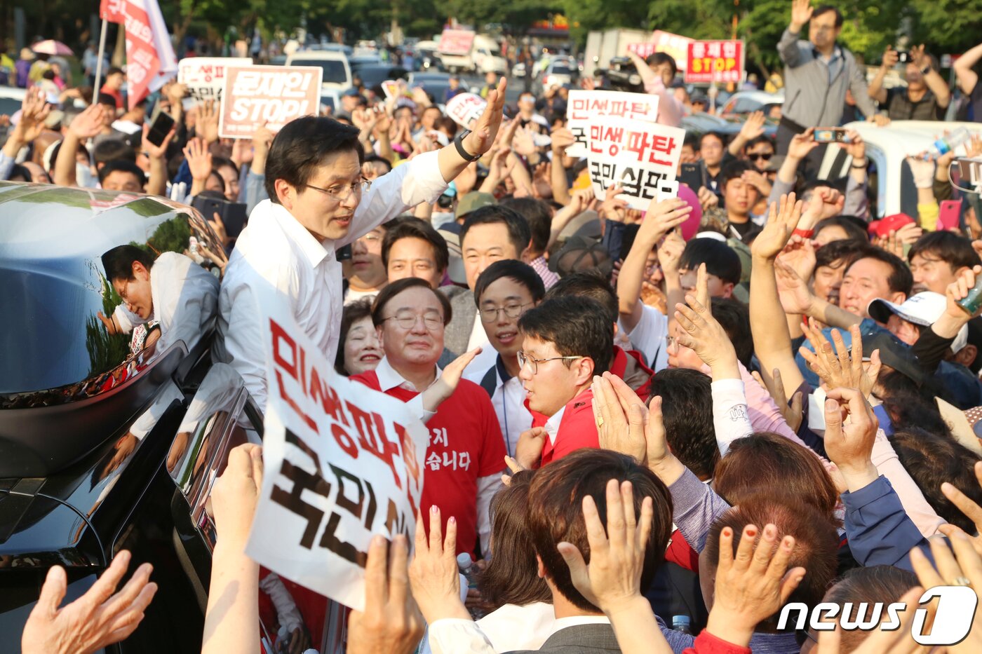 본문 이미지 - 황교안 자유한국당 대표가 주말인 11일 대구 문화예술회관앞에서 열린 대규모 '문 스톱' 규탄집회를 마치고 차에 오르기전 지지자들에게 손을 흔들고 있다. 2019.5.11/뉴스1 ⓒ News1 정우용 기자