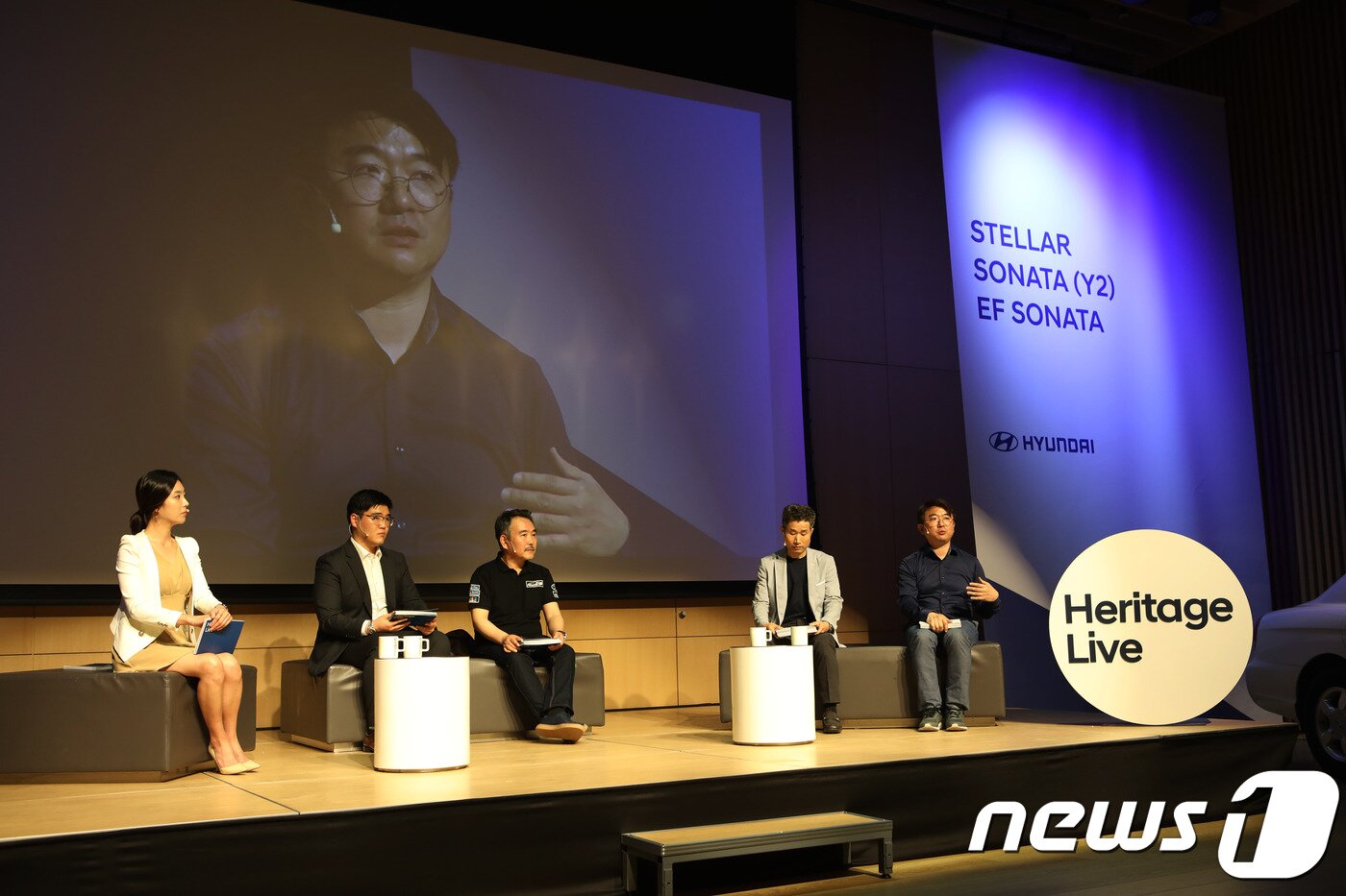 본문 이미지 - 현대자동차가 11일 현대 모터스튜디오 고양에서 한국 자동차 시장의 성장을 이끌어 온 중형 세단을 주제로 고객들과 소통하는 토크 콘서트 ‘'5회 헤리티지 라이브(Heritage Live #5)’'행사를 진행했다고 12일 밝혔다.(현대자동차 제공)ⓒ 뉴스1