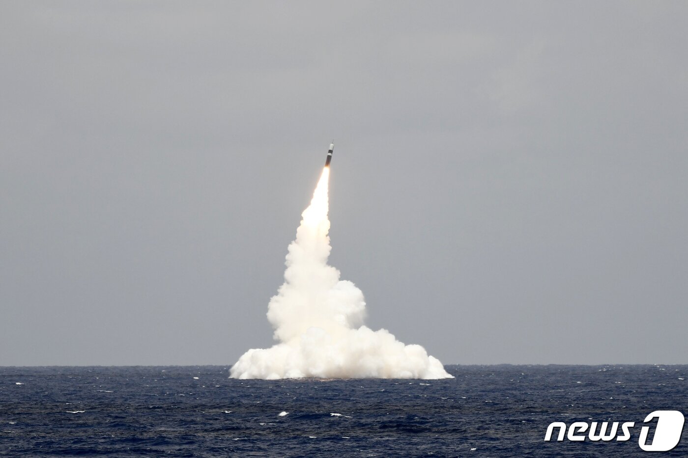 본문 이미지 - 미 해군 '트라이던트-Ⅱ' 미사일 시험발사. (미 해군) 2019.5.12/뉴스1