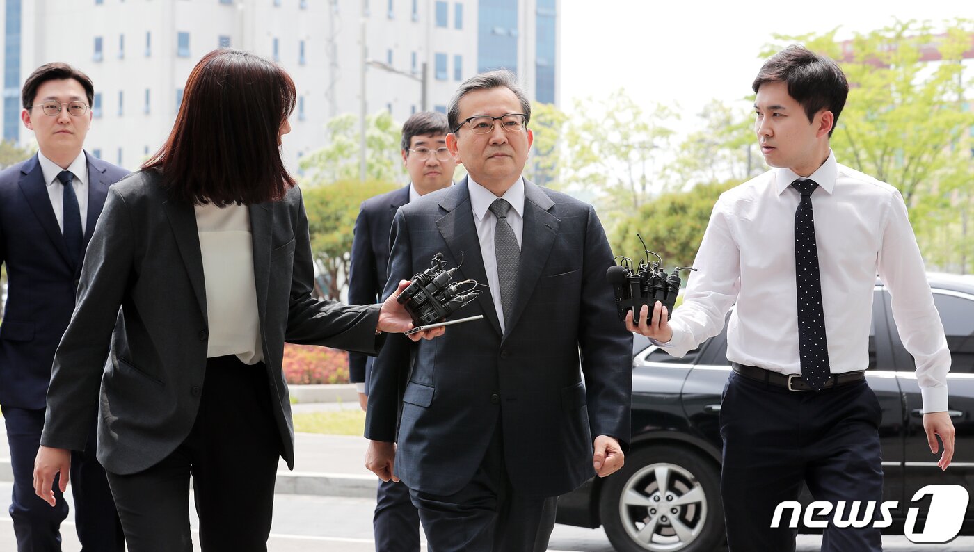 본문 이미지 - '별장 성접대와 뇌물 의혹사건' 정점에 있는 김학의 전 법무부 차관이 12일 오후 서울 송파구 서울동부지검에 피의자 신분으로 소환조사를 받기 위해 재출석하고 있다. 2019.5.12/뉴스1 ⓒ News1 이재명 기자