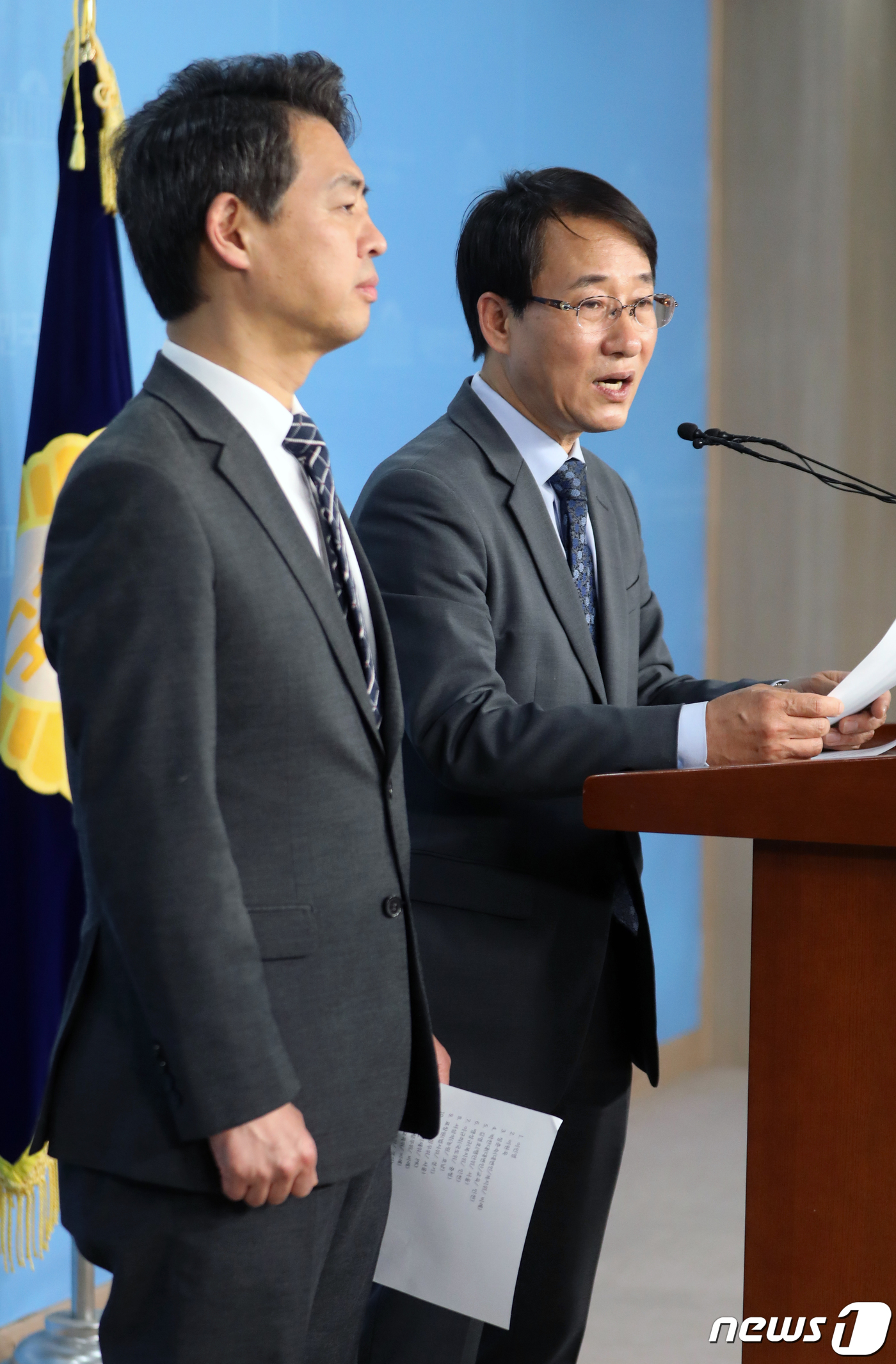 (서울=뉴스1) 이종덕 기자 = 이원욱 더불어민주당 원내수석부대표가 12일 서울 여의도 국회 정론관에서 더불어민주당 원내부대표 추가인선을 발표하고 있다. 왼쪽은 김영호 원내부대표. …