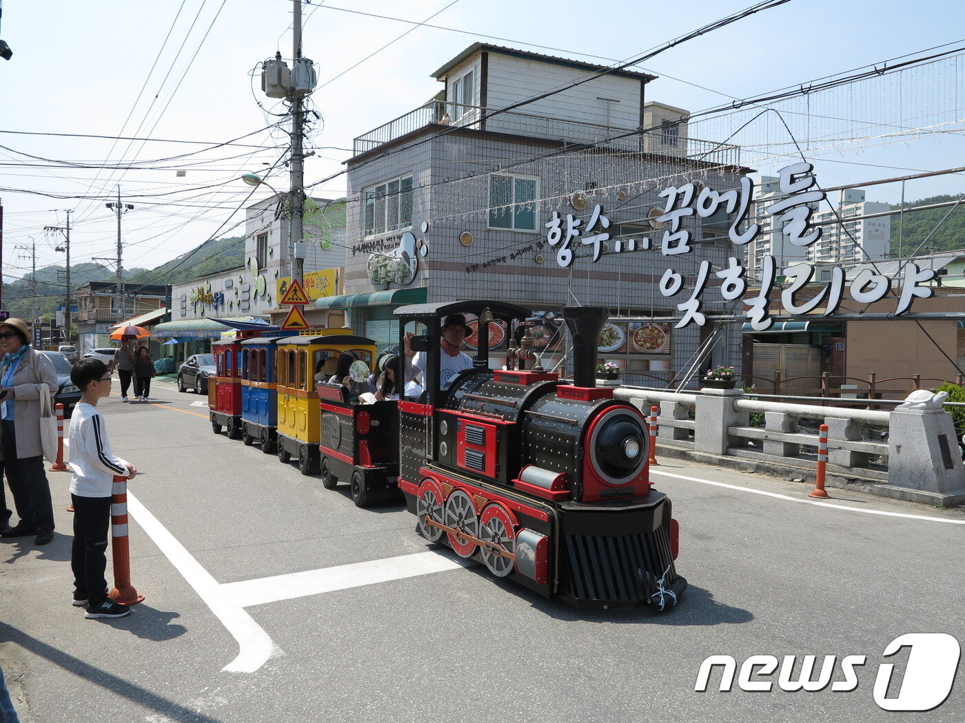 본문 이미지 - 명시 ‘향수’를 쓴 정지용 시인&#40;鄭芝溶·1902∼1950&#41;을 기리기 위해 그의 고향인 충북 옥천에서 지난 9일부터 12일까지 열린 ‘제32회 지용제’가 명품 문학축제가 대단원의 막을 내렸다. 사진은 축제장을 운행하는 기관차.&#40;옥천군 제공&#41;.2019.05.12.ⓒ 뉴스1